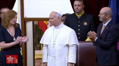 Leão XIV alerta para crise global em discurso histórico na Espanha