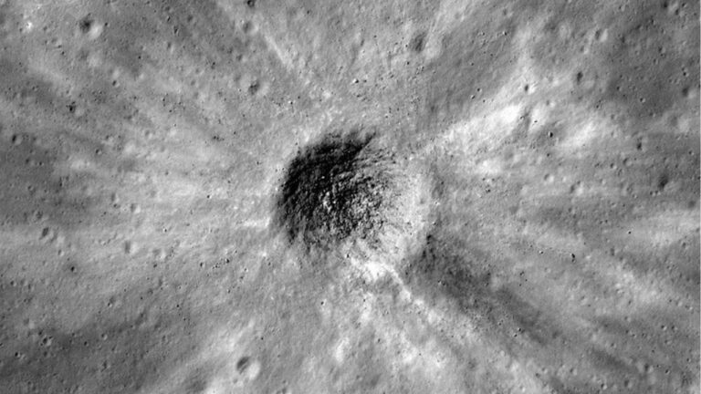 Fragmento lunar de 3,5 bilhões de anos indica impacto colossal na Lua