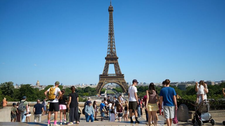 Calor extremo em Paris faz Torre Eiffel fechar as portas mais cedo