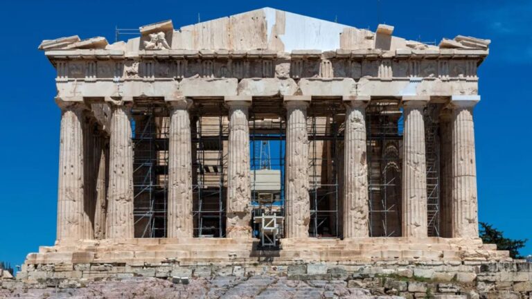 Partenon revela sua face original após 220 anos sob andaimes em Atenas