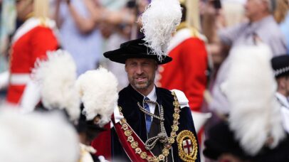 Realeza britânica revive lendas do Rei Arthur com chapéus de penas