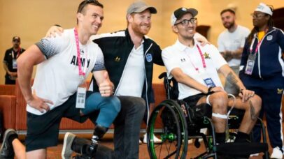 Príncipe Harry visita os Jogos dos Guerreiros e serve churrasco no Texas