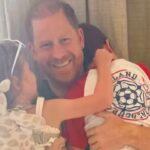 Para qual time Harry e Meghan estão torcendo na Copa? Detalhe em foto responde