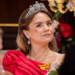 Princesa Ariane estreia tiara aos 19 anos em banquete de Estado