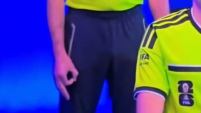 Momento da transmissão em que árbitro da Copa faz símbolo supremacista