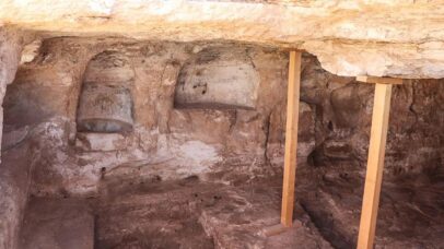 Texto em aramaico revela motivo de selamento de templo romano a Mitra há 1.700 anos