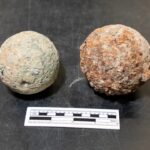 Arqueólogos encontram nova bala de canhão da Batalha do Álamo
