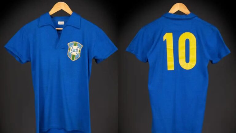 Relíquia de Pelé da Copa de 1958 bate recorde de valor em leilão