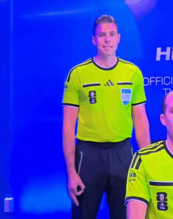 Momento da transmissão em que árbitro da Copa faz símbolo supremacista