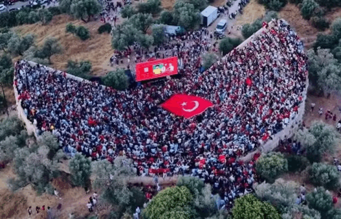 Pessoas reunidas para torcer para Turquia x Austrália Copa do Mundo