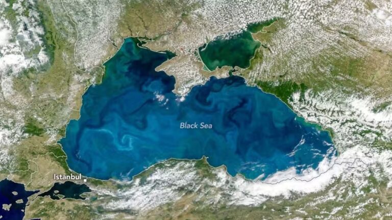 Fenômeno deixa o Mar Negro coberto por tom azul-turquesa