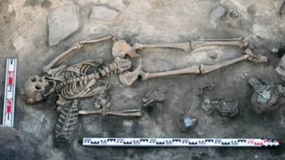 Sepultamento medieval raro revela mulher, recém-nascido e pele de cavalo na Sibéria