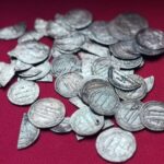 Antigo tesouro com moedas islâmicas de prata é encontrado no Báltico