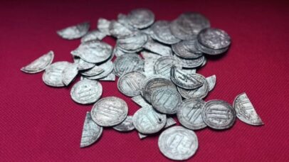Foto de moedas islâmicas de prata encontradas no Báltico