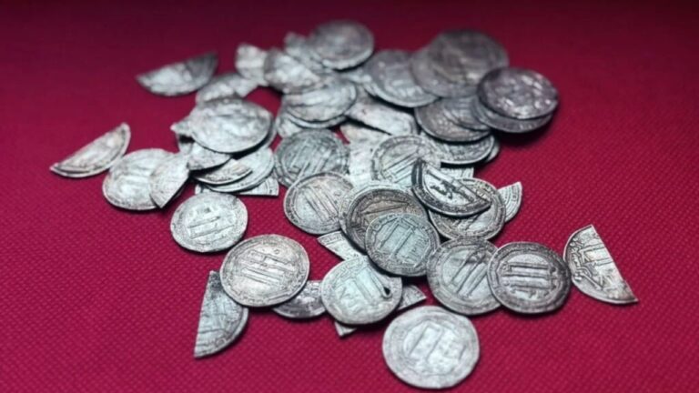Antigo tesouro com moedas islâmicas de prata é encontrado no Báltico