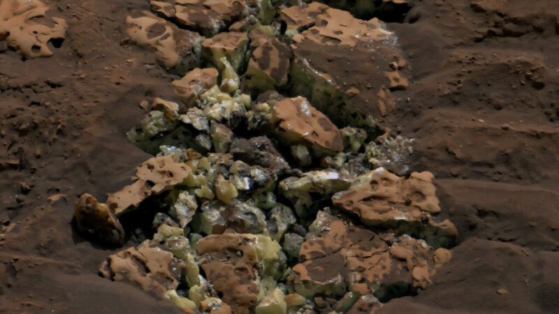 Foto tirada pelo rover marciano Curiosity dos cristais de enxofre encontrados