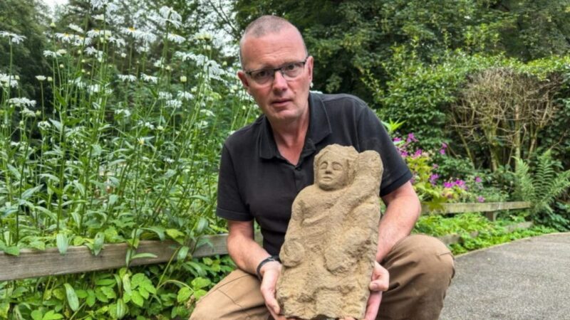Foto de Arqueólogo que encontrou estátua de 1.600 anos de espírito guardião romano