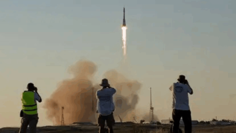 Rússia envia três astronautas à ISS em missão da Expedição 75