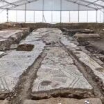 Debaixo de mercado de peixes, igreja de 1.600 anos é encontrada na Itália