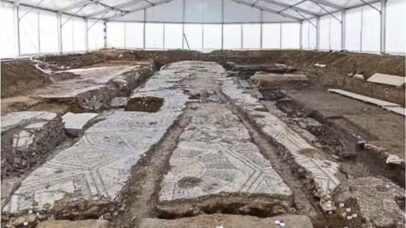Debaixo de mercado de peixes, igreja de 1.600 anos é encontrada na Itália