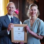 Sobrinha de Charles III recebe Prêmio de Ouro do Duque de Edimburgo
