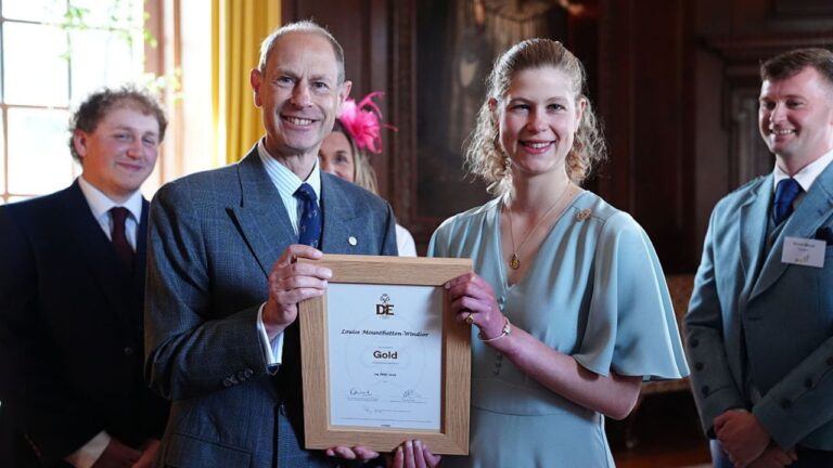 Sobrinha de Charles III recebe Prêmio de Ouro do Duque de Edimburgo