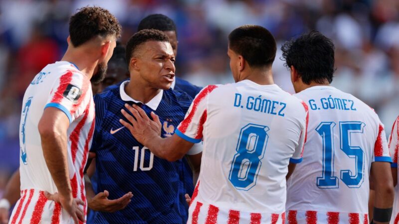 Foto de Mbappé em conflito com jogadores paraguaios, um dos momentos utilizados pela senadora paraguaia para atacar o francês
