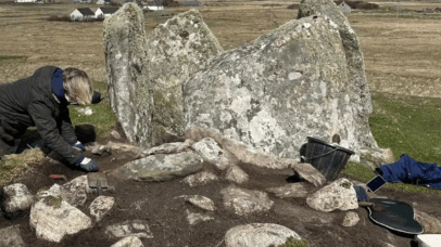 Escavação em antigo Túmulo da Bruxa revela segredos de sepultura neolítica na Escócia