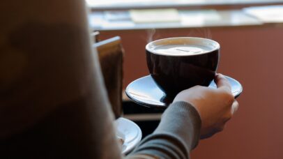 Podemos tomar quantas xícaras de café por dia? Estudo responde