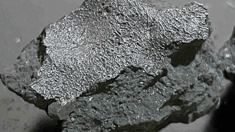 Meteorito que atingiu casa revela pistas sobre a química antes da vida na Terra