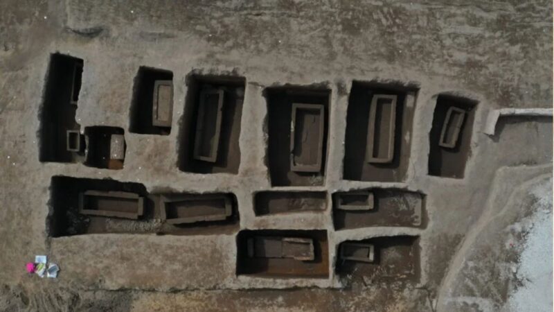 Imagem de cima das fossas escavadas na luxuosa necrópole do século 6 a.C.
