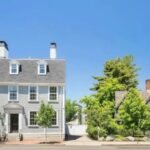 Casa histórica em Salem vai à venda