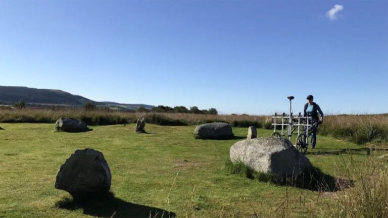 Arqueólogos encontram possível círculo cerimonial pré-histórico sob o solo da Escócia