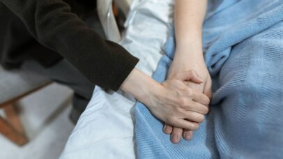 França aprova lei de morte assistida após anos de debates