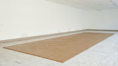 Após morte de artista, museu holandês cobre chão com manteiga de amendoim