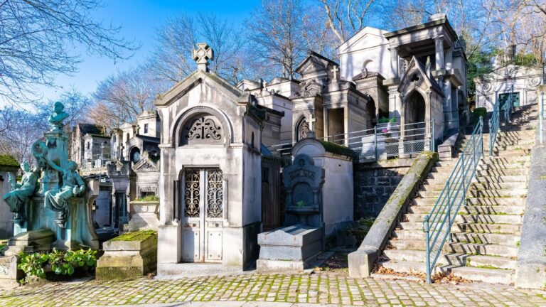 Os misteriosos morcegos esculpidos no “Cemitério dos Vampiros”