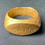 Anel de ouro de 2 mil anos com inscrição indiana é descoberto na Tailândia