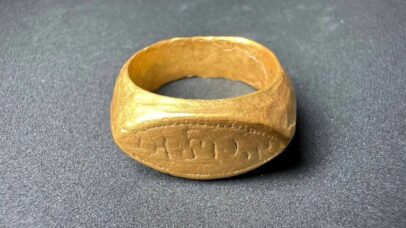 Anel de ouro de 2 mil anos com inscrição indiana é descoberto na Tailândia
