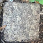 A lápide romana que foi parar misteriosamente no jardim de uma residência nos EUA