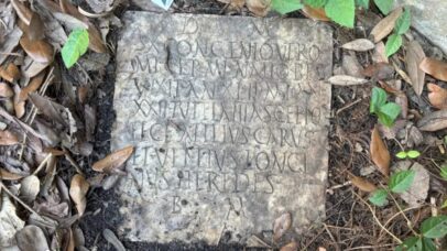 A lápide romana que foi parar misteriosamente no jardim de uma residência nos EUA