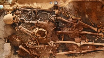 Túmulos com línguas de ouro são descobertos em cidade antiga do Egito