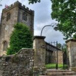Moedas de ouro achadas sob altar salvam igreja de 700 anos na Inglaterra