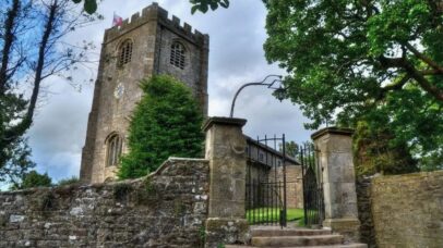 Moedas de ouro achadas sob altar salvam igreja de 700 anos na Inglaterra