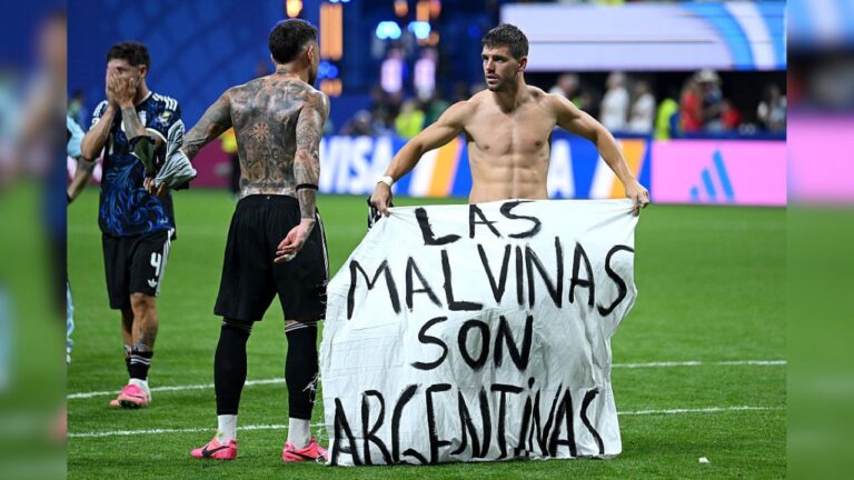 Casa Branca sai em defesa de jogadores argentinos após ato sobre as Malvinas na Copa