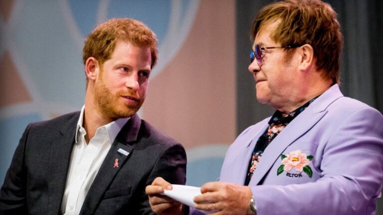 Elton John teria se irritado com Harry após o príncipe pedir dinheiro