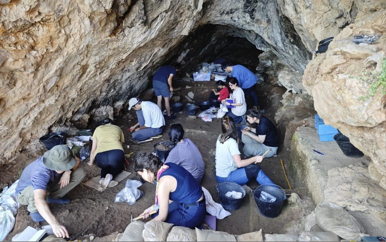 A equipe de pesquisa que realizou escavações no local da caverna em 2024. Crédito: Divulgação/KyotoU / Naoki Morimoto