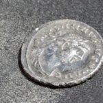 Moeda de imperador romano separatista é descoberta na Inglaterra