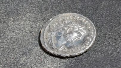 Moeda de imperador romano separatista é descoberta na Inglaterra
