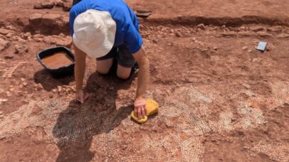 Vila romana com mosaico raro é descoberta sob fazenda na Inglaterra