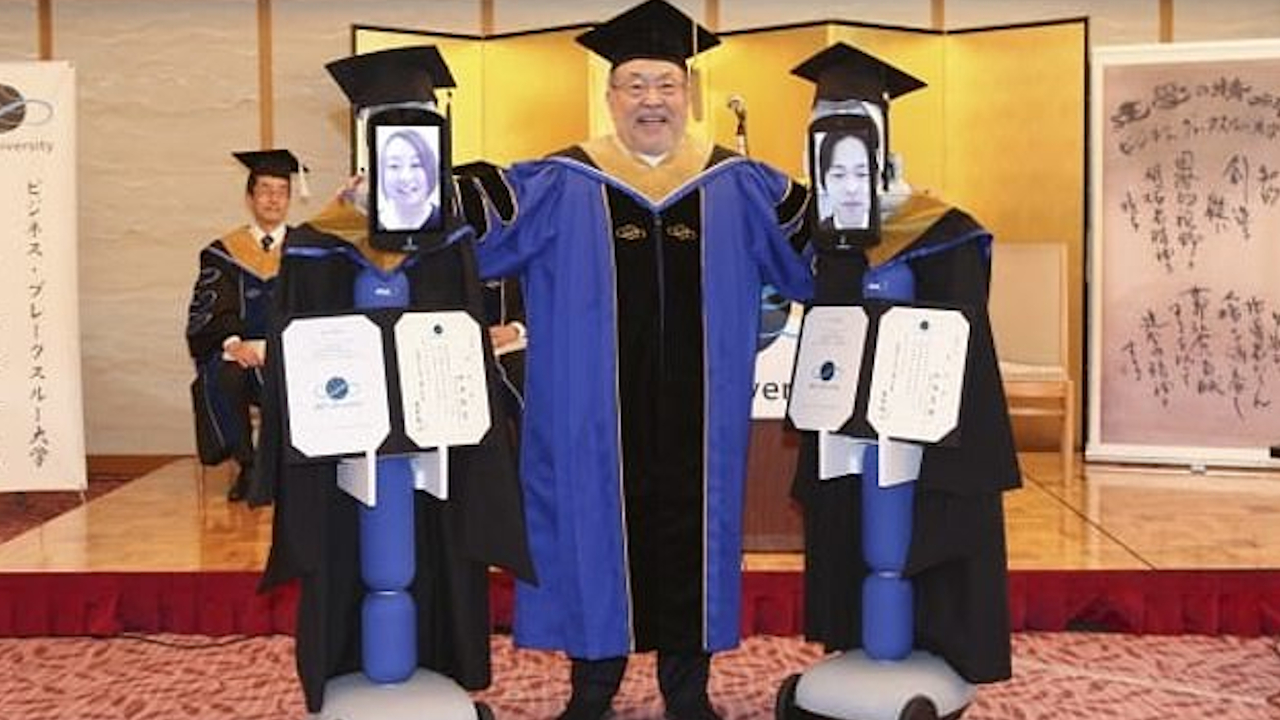 Robôs substituem estudantes universitários durante cerimônia de graduação no Japão